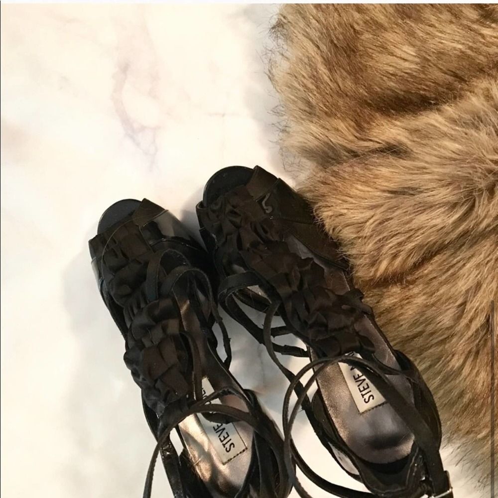 STEVE Madden DISCONTINUED⚡️Strappy Ruffle Heels - Picture 3 of 4
